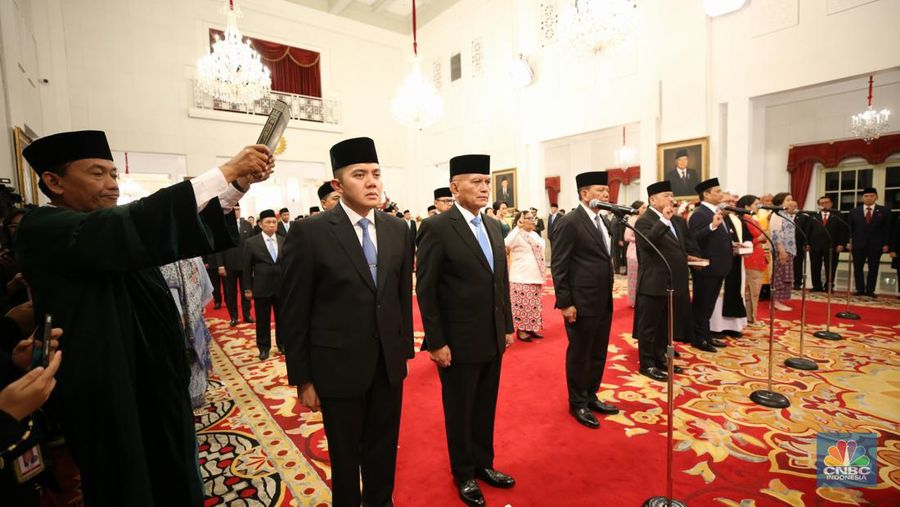 Foto bersama Presiden Prabowo Subianto dan Wakil Presiden Gibran Rakabuming Raka bersama para Menteri Kabinet Merah Putih di Istana Negara, Jakarta, Senin (21/10/2024). (վ/Tri Susilo)