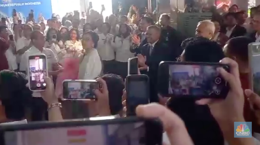 Penyambutan Sri Mulyani dan tiga wakil menteri usai dilantik. (CNBC Indonesia/Arijal)