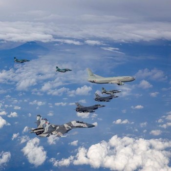 Bak 'Parade Langit', Saat 8 Jet Tempur Kawal Jokowi Pulang ke Solo