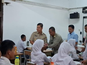 Pj Gubernur Teguh Tinjau Uji Coba Makan Bergizi Gratis di SMKN 26 Jaktim