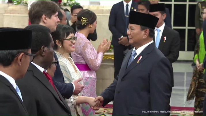 Presiden Prabowo Subianto menyalam Wakil Menteri Pendidikan Tinggi, Sains dan Teknologi Stella Christie  usai pelantikan para Wakil Menteri Kabinet Merah Putih di Istana Negara, Jakarta, Senin (21/10/2024). (Dok. Sekretariat Presiden)