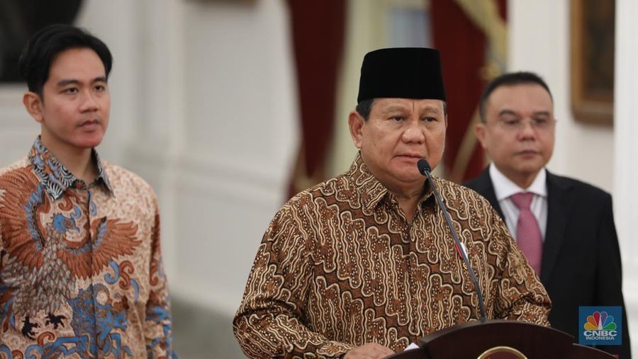 Presiden Prawbowo Subianto mengumumkan nama-nama colon Menteri dan Wakil Menteri di Istana Merdeka, Jakarta, Minggu (20/10/2024). (CNBC Indonesia/Tri Susilo)
