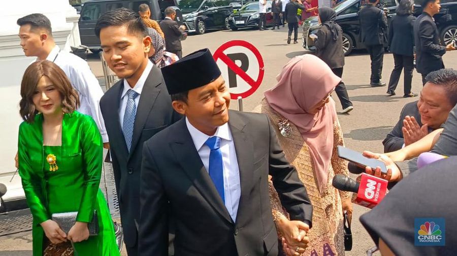 Raja Juli Antoni didampingi Kaesang Pangarep tiba di Istana Merdeka, Jakarta, Senin (21/10/2024). (CNBC Indonesia/Rosseno Aji)