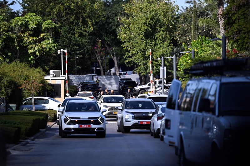 Rumah Netanyahu diijaga ketat ssai serangan drone. (REUTERS/Rami Shlush)