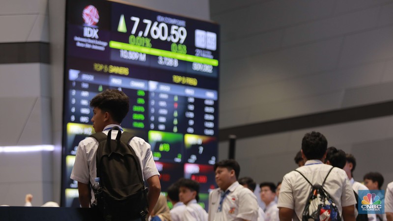 Sekelompok siswa-siswi melihat layar Indeks Harga Saham Gabungan (IHSG) di Bursa Efek Indonesia, Jakarta, Senin, (21/10/2024). Sekelompok siswa-siswi melihat layar Indeks Harga Saham Gabungan (IHSG) di Bursa Efek Indonesia, Jakarta, Senin, (21/10/2024). (CNBC Indonesia/Muhammad Sabki)