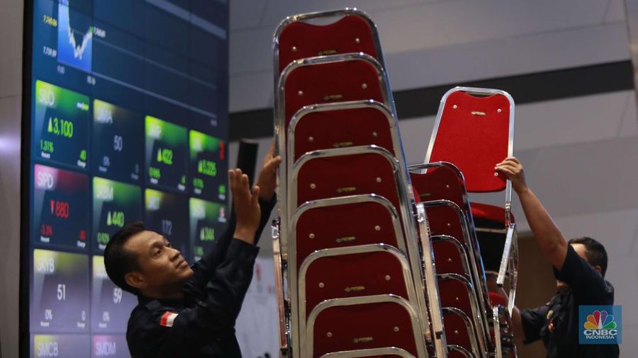 Sekelompok siswa-siswi melihat layar Indeks Harga Saham Gabungan (IHSG) di Bursa Efek Indonesia, Jakarta, Senin, (21/10/2024). (վ/Muhammad Sabki)