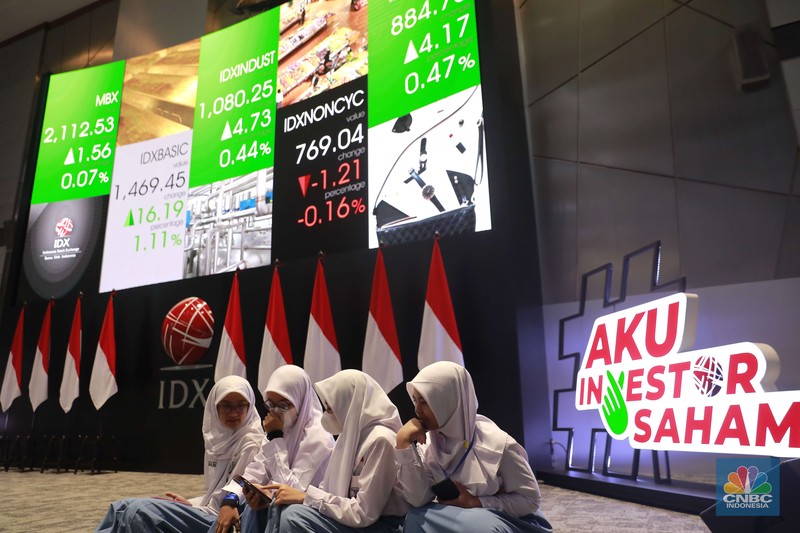 Sekelompok siswa-siswi melihat layar Indeks Harga Saham Gabungan (IHSG) di Bursa Efek Indonesia, Jakarta, Senin, (21/10/2024). Sekelompok siswa-siswi melihat layar Indeks Harga Saham Gabungan (IHSG) di Bursa Efek Indonesia, Jakarta, Senin, (21/10/2024). (CNBC Indonesia/Muhammad Sabki)
