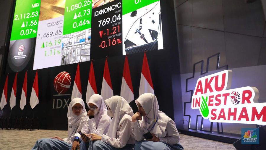 Sekelompok siswa-siswi melihat layar Indeks Harga Saham Gabungan (IHSG) di Bursa Efek Indonesia, Jakarta, Senin, (21/10/2024). (CNBC Indonesia/Muhammad Sabki)