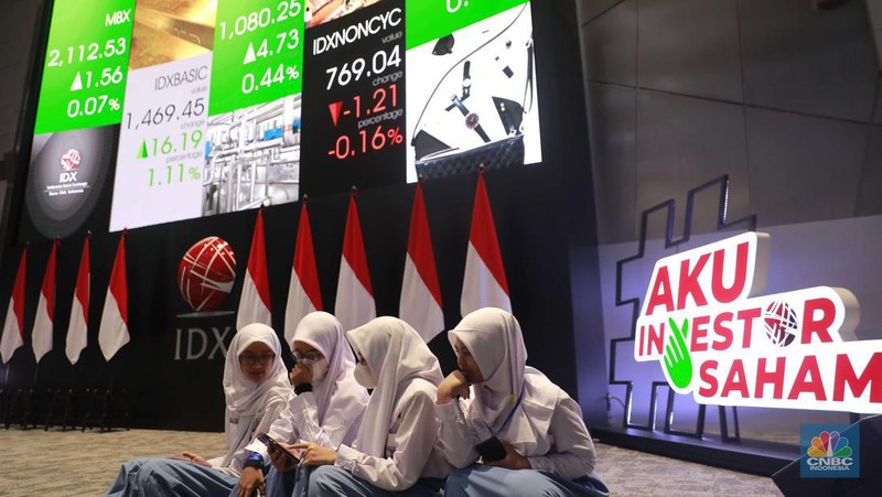 Sekelompok siswa-siswi melihat layar Indeks Harga Saham Gabungan (IHSG) di Bursa Efek Indonesia, Jakarta, Senin, (21/10/2024). (CNBC Indonesia/Muhammad Sabki)