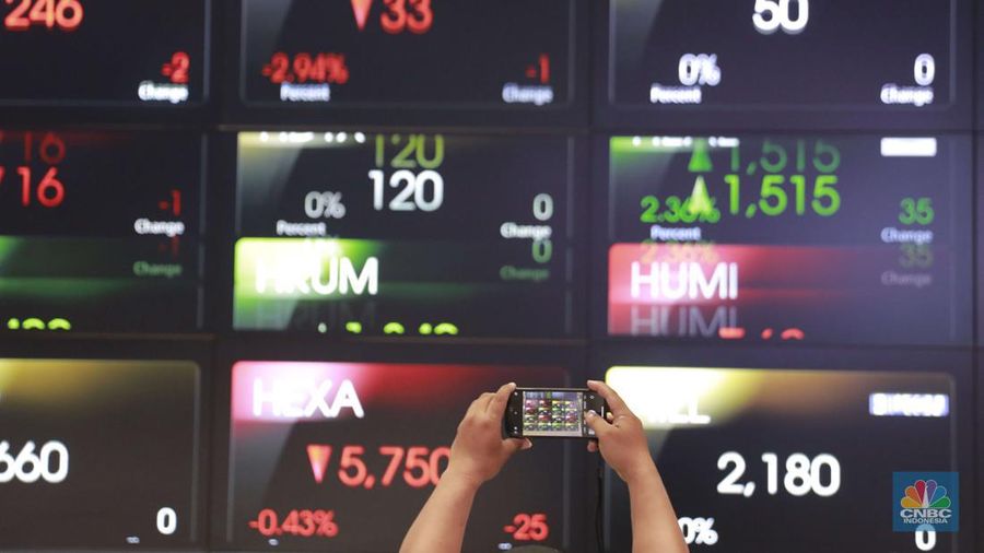 Sekelompok siswa-siswi melihat layar Indeks Harga Saham Gabungan (IHSG) di Bursa Efek Indonesia, Jakarta, Senin, (21/10/2024). (վ/Muhammad Sabki)