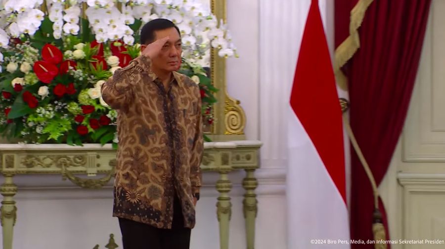 Sjafrie Sjamsoeddin ditetapkan sebagai Menteri Pertahanan oleh Presiden Prabowo Subianto di Istana Merdeka, Jakarta, Minggu (20/10/2024). (Tangkapan Layar Youtube Sekretariat Presiden)