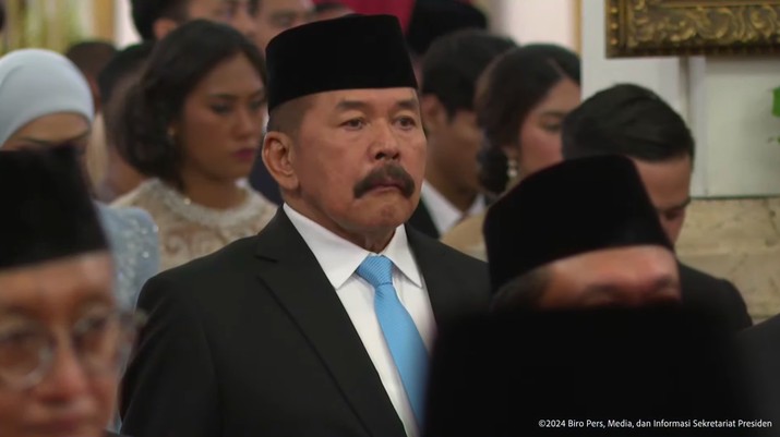 ST Burhanuddin dilantik sebagai Jaksa Agung oleh Presiden Prabowo Subianto di Istana Negara, Jakarta, Senin (21/10/2024). (Tangkapan Layar Youtube Sekretariat Presiden)