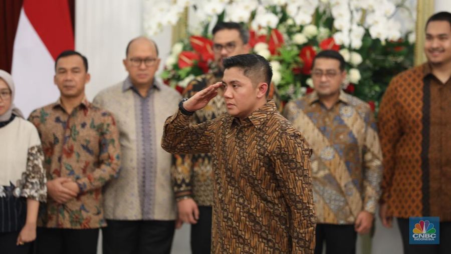Teddy Indra Wijaya atau Mayor Teddy di Istana Merdeka, Jakarta, Minggu (20/10/2024). (CNBC Indonesia/Tri Susilo)