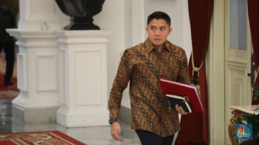 Teddy Indra Wijaya atau Mayor Teddy di Istana Merdeka, Jakarta, Minggu (20/10/2024). (CNBC Indonesia/Tri Susilo)