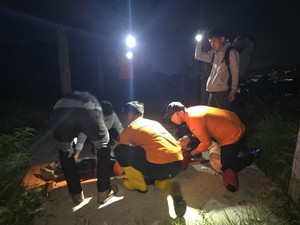 Tim SAR Evakuasi Wisatawan Kelelahan Hiking di Kaki Gunung Pangrango Bogor