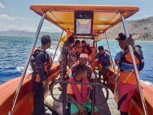 Pasutri di Sikka Terombang-ambing di Lautan gegara Mesin Perahu Mati