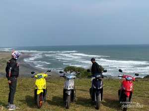 Menyusuri Pemandangan Indah Pantai Santolo di Garut Naik Motor