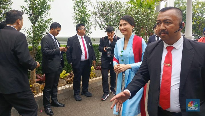 Veronica Tan mengenakan kebaya berwarna biru muda tiba di Istana Negara, Jakarta, Senin (21/10/2024). (CNBC Indonesia/Rosseno Aji)