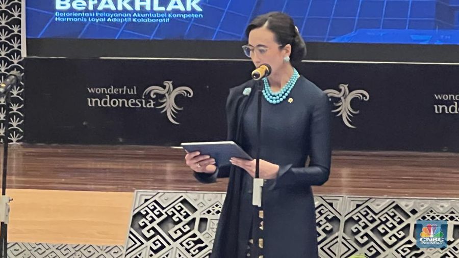 Widiyanti Putri Wardhana resmi menjabat sebagai Menteri Pariwisata Republik Indonesia periode 2024-2029. Sertijab ini berlangsung di Balairung Soesilo Soedarman, Kantor Kemenparekraf, Senin (21/10/2024). (վ/Lynda Hasibuan)