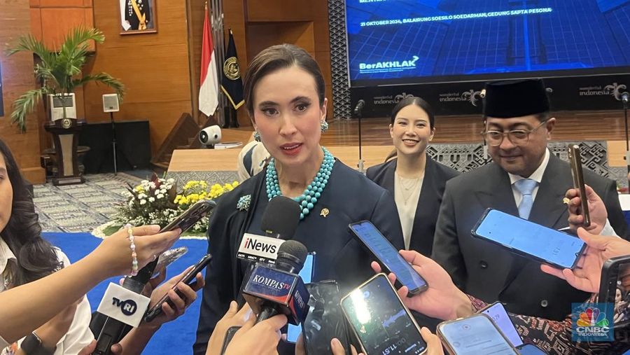 Widiyanti Putri Wardhana resmi menjabat sebagai Menteri Pariwisata Republik Indonesia periode 2024-2029. Sertijab ini berlangsung di Balairung Soesilo Soedarman, Kantor Kemenparekraf, Senin (21/10/2024). (CNBC Indonesia/Lynda Hasibuan)