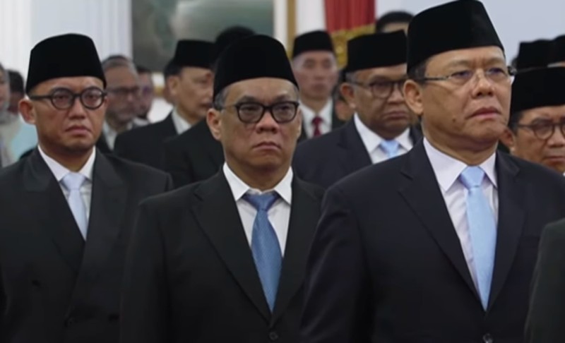 Raffi Ahmad didampingi Istri usai diangkat sebagai Staf Khusus Utusan Khusus Presiden Bidang Pembinaan Generasi Muda dan Pekerja Seni oleh Presiden Prabowo Subianto di Istana Negara, Jakarta, Selasa (22/10/2024). (CNBC Indonesia/Emir Yanwardhana)