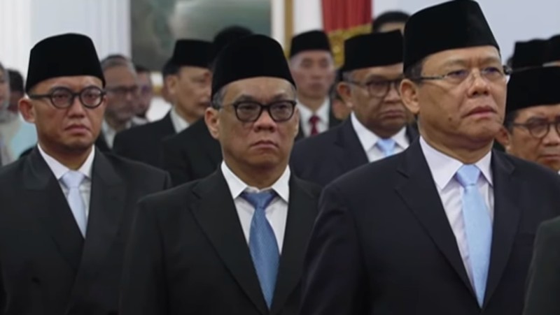 Raffi Ahmad didampingi Istri usai diangkat sebagai Staf Khusus Utusan Khusus Presiden Bidang Pembinaan Generasi Muda dan Pekerja Seni oleh Presiden Prabowo Subianto di Istana Negara, Jakarta, Selasa (22/10/2024). (CNBC Indonesia/Emir Yanwardhana)