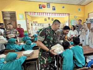 Keceriaan Siswa SDN Sukabumi Saat Terima Makan Bergizi dari Polisi-TNI