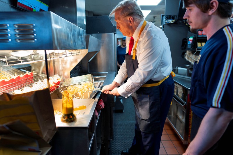 Calon presiden dari Partai Republik dan mantan Presiden AS Donald Trump bekerja di belakang meja saat berkunjung ke McDonald's di Feasterville-Trevose, Pennsylvania, AS, 20 Oktober 2024. (Doug Mills/Pool via REUTERS)