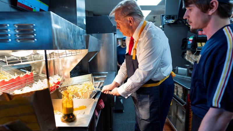 Calon presiden dari Partai Republik dan mantan Presiden AS Donald Trump bekerja di belakang meja saat berkunjung ke McDonald's di Feasterville-Trevose, Pennsylvania, AS, 20 Oktober 2024. (Doug Mills/Pool via REUTERS)