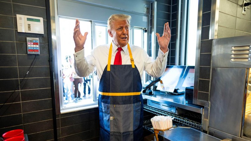 Calon presiden dari Partai Republik dan mantan Presiden AS Donald Trump bekerja di belakang meja saat berkunjung ke McDonald's di Feasterville-Trevose, Pennsylvania, AS, 20 Oktober 2024. (Doug Mills/Pool via REUTERS)