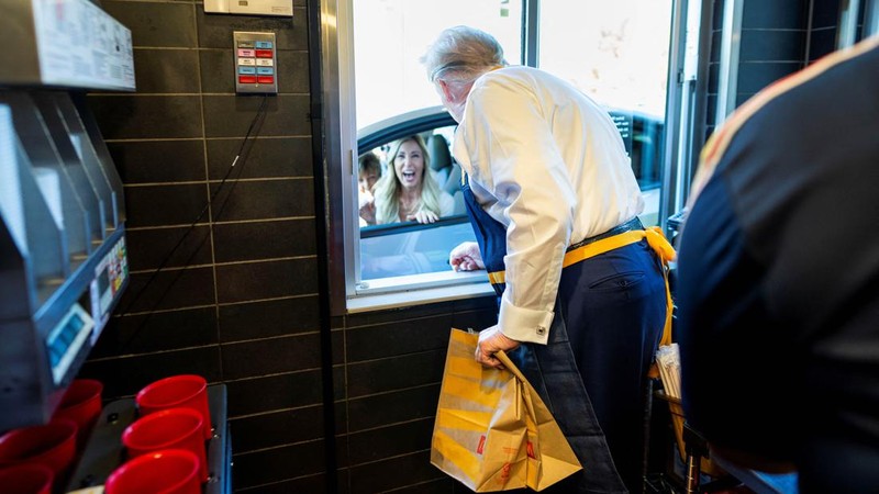 Calon presiden dari Partai Republik dan mantan Presiden AS Donald Trump bekerja di belakang meja saat berkunjung ke McDonald's di Feasterville-Trevose, Pennsylvania, AS, 20 Oktober 2024. (Doug Mills/Pool via REUTERS)