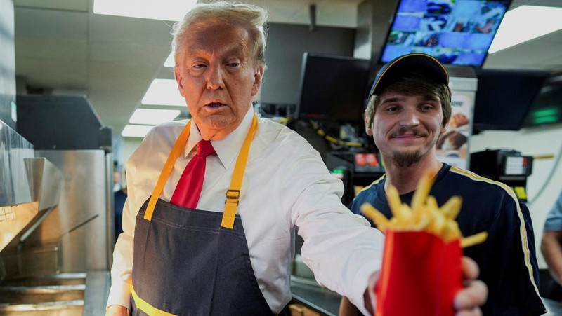 Calon presiden dari Partai Republik dan mantan Presiden AS Donald Trump bekerja di belakang meja saat berkunjung ke McDonald's di Feasterville-Trevose, Pennsylvania, AS, 20 Oktober 2024. (Doug Mills/Pool via REUTERS)