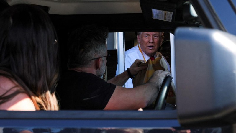 Calon presiden dari Partai Republik dan mantan Presiden AS Donald Trump bekerja di belakang meja saat berkunjung ke McDonald's di Feasterville-Trevose, Pennsylvania, AS, 20 Oktober 2024. (Doug Mills/Pool via REUTERS)