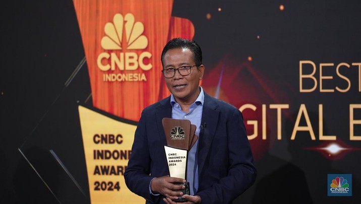 Direktur Utama Bank Raya, Ida Bagus Ketut Subagia menerima penghargaan Digital Bank With The Most Influential Contribution to MSMES dalam Road To CNBC Indonesia Awards 2024 di Jakarta, Selasa (22/10/2024). (CNBC Indonesia/Tias Budiarto)