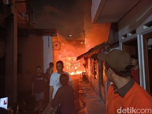 2 Rumah di Cilandak Jaksel Terbakar, Warga Panik Berlarian