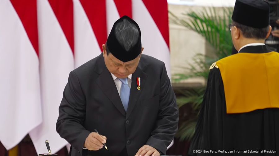 H. Sunarto melakukan prosesi Pengucapan Sumpah Ketua Mahkamah Agung (MA) di Hadapan Presiden RI Prabowo Subianto di Istana Negara, Selasa (22/10/2024). (Tangkapan Layar Youtube Sekretariat Presiden)