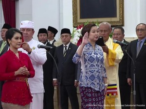 Irene Umar Catatkan Sejarah sebagai Wamen Perempuan Beragama Buddha