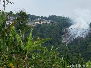Kepulan Asap Putih di Tebing Sampah Bandung