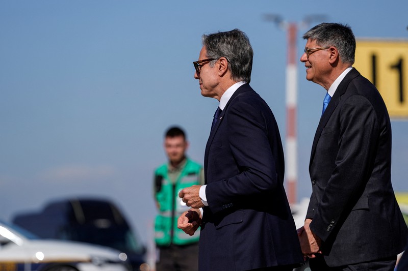 Menteri Luar Negeri AS, Antony Blinken turun dari pesawat saat tiba di Tel Aviv, Israel, Selasa (22/10/2024). (REUTERS/Nathan Howard/Pool) Menteri Luar Negeri AS, Antony Blinken turun dari pesawat saat tiba di Tel Aviv, Israel, Selasa (22/10/2024). (REUTERS/Nathan Howard/Pool)