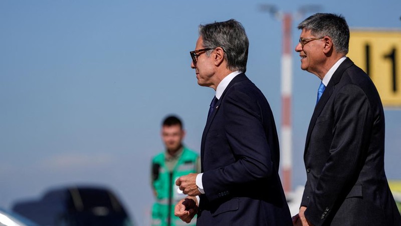 Menteri Luar Negeri AS, Antony Blinken turun dari pesawat saat tiba di Tel Aviv, Israel, Selasa (22/10/2024). (REUTERS/Nathan Howard/Pool)