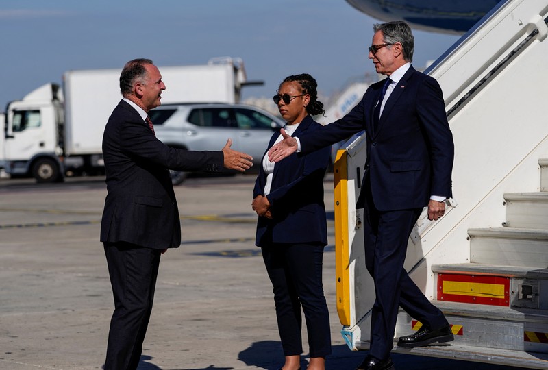 Menteri Luar Negeri AS, Antony Blinken turun dari pesawat saat tiba di Tel Aviv, Israel, Selasa (22/10/2024). (REUTERS/Nathan Howard/Pool) Menteri Luar Negeri AS, Antony Blinken turun dari pesawat saat tiba di Tel Aviv, Israel, Selasa (22/10/2024). (REUTERS/Nathan Howard/Pool)