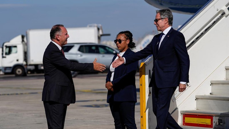 Menteri Luar Negeri AS, Antony Blinken turun dari pesawat saat tiba di Tel Aviv, Israel, Selasa (22/10/2024). (REUTERS/Nathan Howard/Pool)