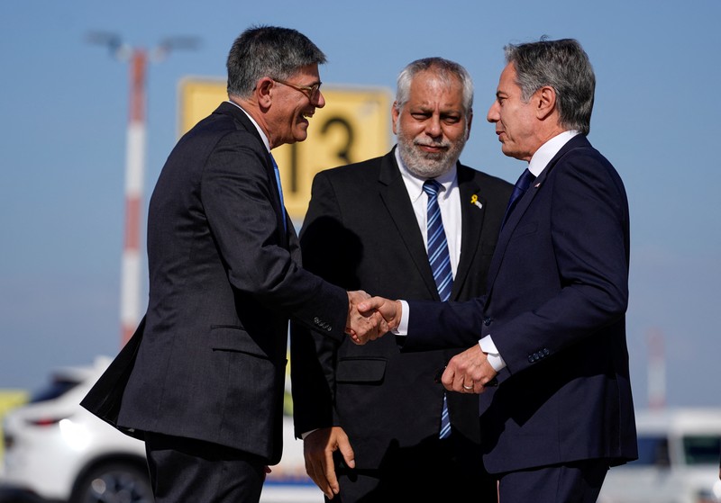 Menteri Luar Negeri AS, Antony Blinken turun dari pesawat saat tiba di Tel Aviv, Israel, Selasa (22/10/2024). (REUTERS/Nathan Howard/Pool)