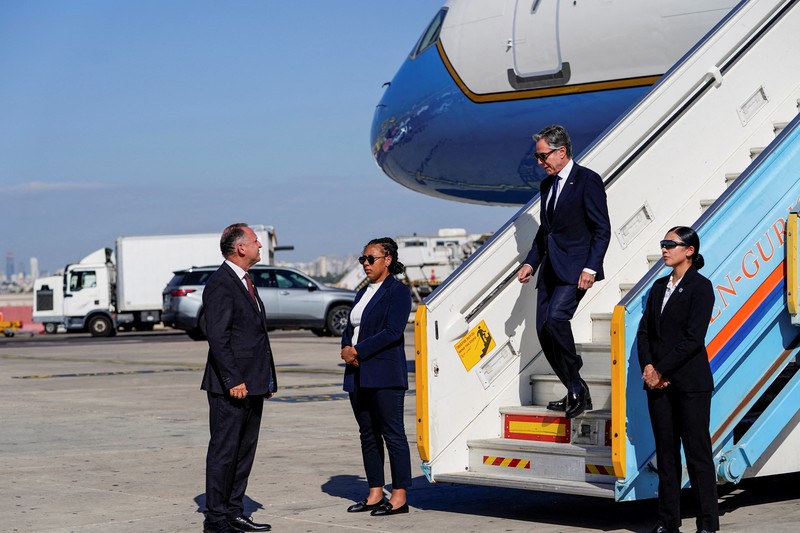 Menteri Luar Negeri AS, Antony Blinken turun dari pesawat saat tiba di Tel Aviv, Israel, Selasa (22/10/2024). (REUTERS/Nathan Howard/Pool)