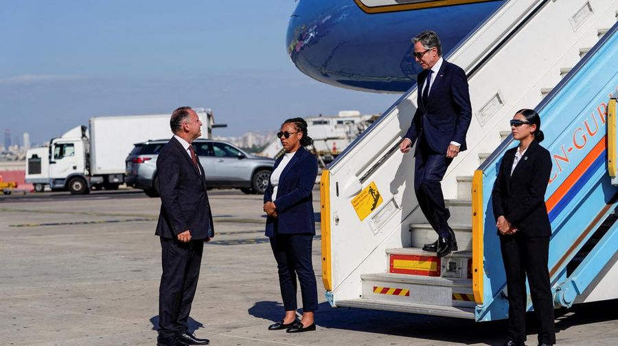 Menteri Luar Negeri AS, Antony Blinken turun dari pesawat saat tiba di Tel Aviv, Israel, Selasa (22/10/2024). (REUTERS/Nathan Howard/Pool)