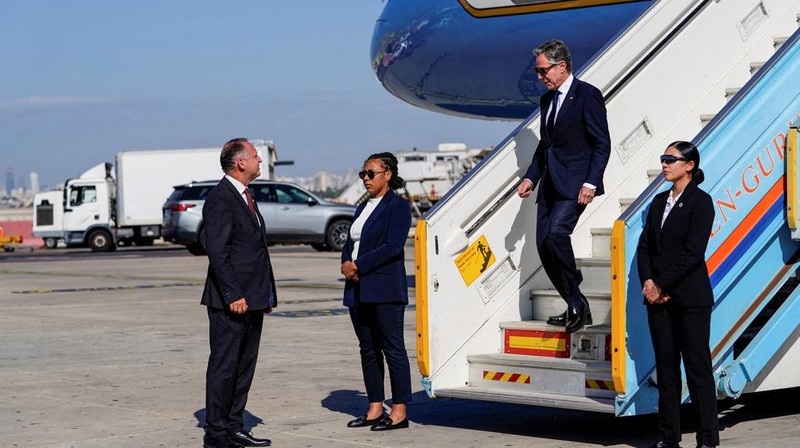 Menteri Luar Negeri AS, Antony Blinken turun dari pesawat saat tiba di Tel Aviv, Israel, Selasa (22/10/2024). (REUTERS/Nathan Howard/Pool)