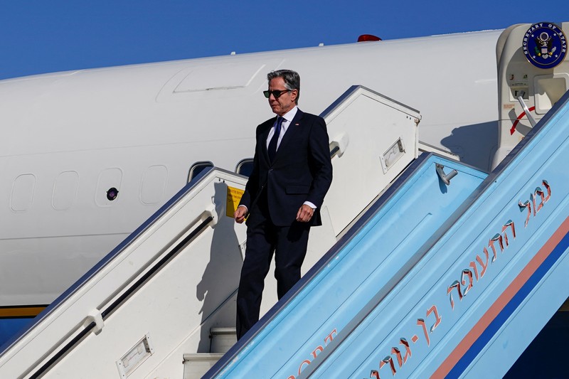 Menteri Luar Negeri AS, Antony Blinken turun dari pesawat saat tiba di Tel Aviv, Israel, Selasa (22/10/2024). (REUTERS/Nathan Howard/Pool)