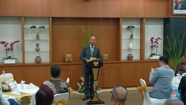 Menteri Perindustrian Agus Gumiwang saat di temui Kantor Kemenperin, Jakarta, Senin (22/10/2024). (CNBC Indonesia/Ferry Sandi)