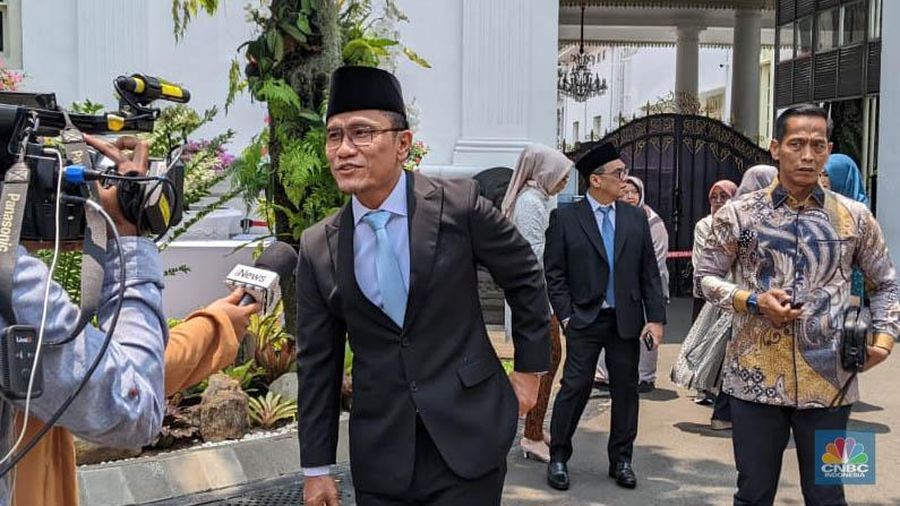 Miftah Maulana Habiburrahman, S.Pd. memberikan keterangan media usai diangkat sebagai Utusan Khusus Presiden Bidang Kerukunan Beragama dan Pembinaan Sarana Keagamaan oleh Presiden Prabowo Subianto di Istana Negara, Jakarta, Selasa (22/10/2024). (CNBC Indonesia/Emir Yanwardhana)