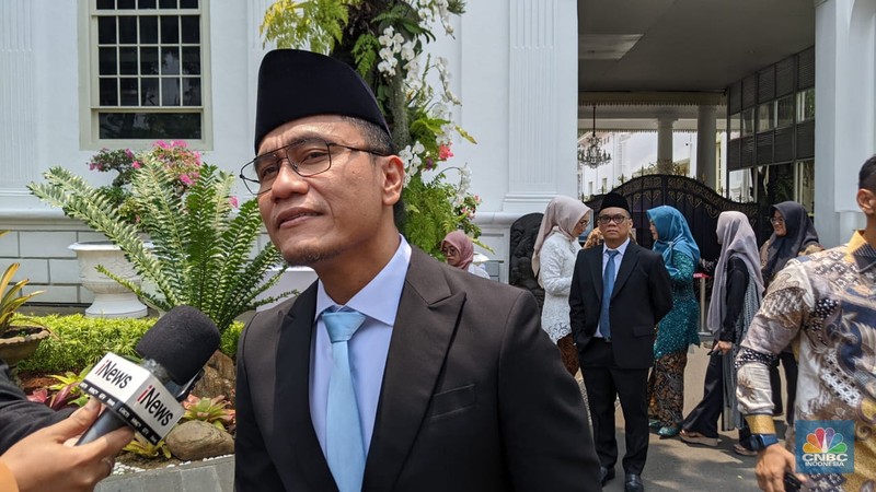 Raffi Ahmad didampingi Istri usai diangkat sebagai Staf Khusus Utusan Khusus Presiden Bidang Pembinaan Generasi Muda dan Pekerja Seni oleh Presiden Prabowo Subianto di Istana Negara, Jakarta, Selasa (22/10/2024). Raffi Ahmad didampingi Istri usai diangkat sebagai Staf Khusus Utusan Khusus Presiden Bidang Pembinaan Generasi Muda dan Pekerja Seni oleh Presiden Prabowo Subianto di Istana Negara, Jakarta, Selasa (22/10/2024). (CNBC Indonesia/Emir Yanwardhana)